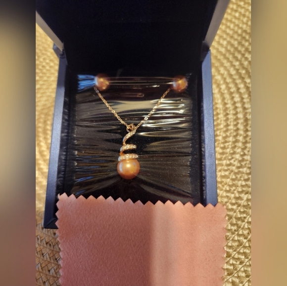 NWOT Pearl Pendant and Earring Set - Picture 4 of 7